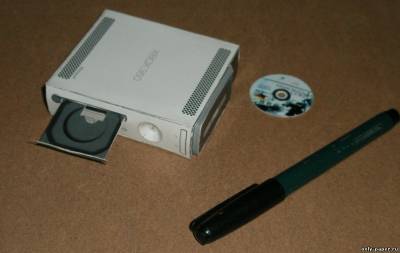 Модель приставки Xbox 360 из бумаги/картона